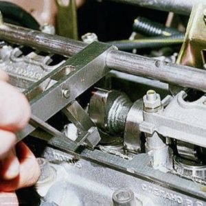 Приспособление отжима клапана с калиброванным фиксатором