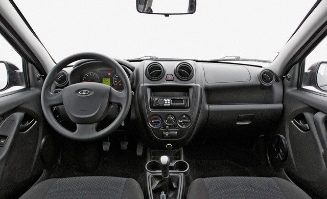 Lada Granta салон Отделка салона автомобиля Lada Granta сделана по всем канонам отечественного автопрома